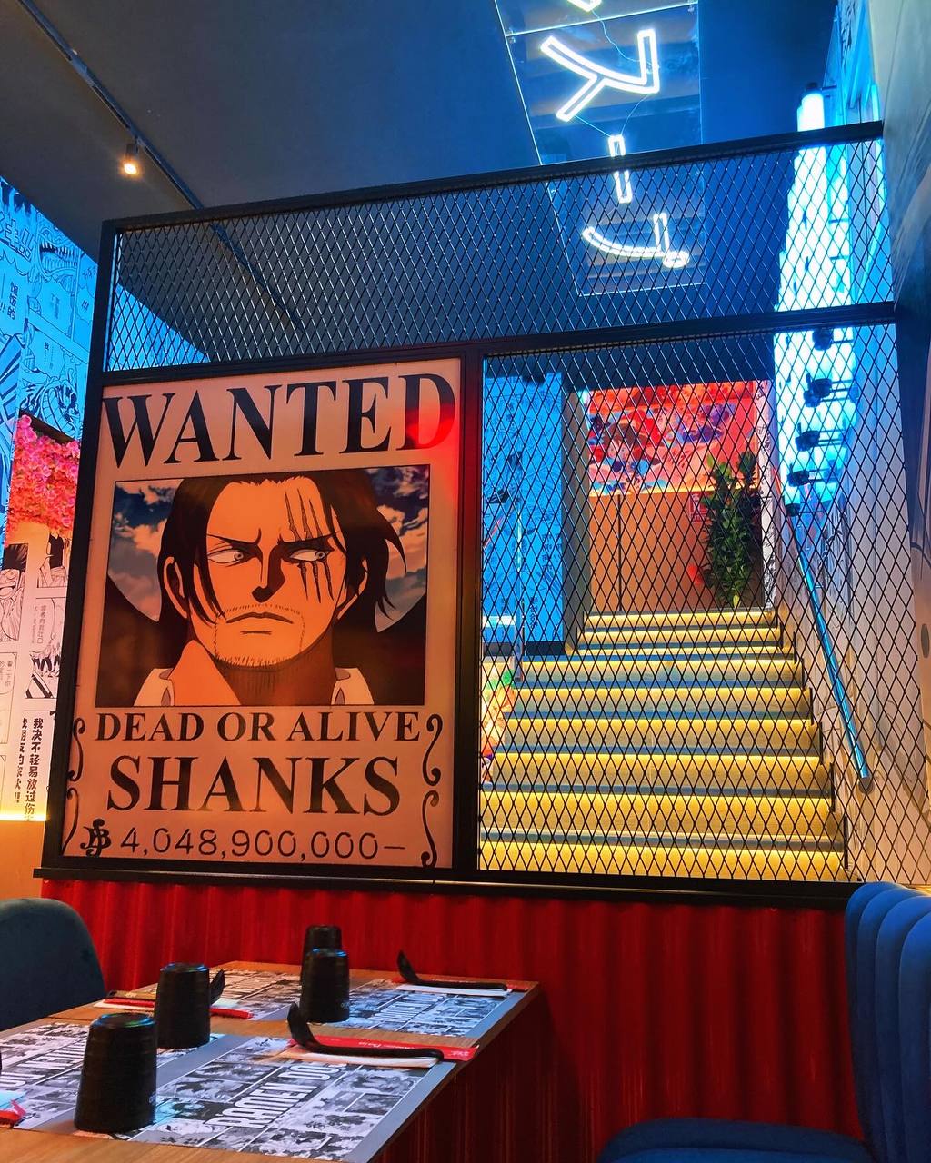 foto de la escalera del restaurante donde hay un poster: "WANTED: dead or alive. SHANKS"