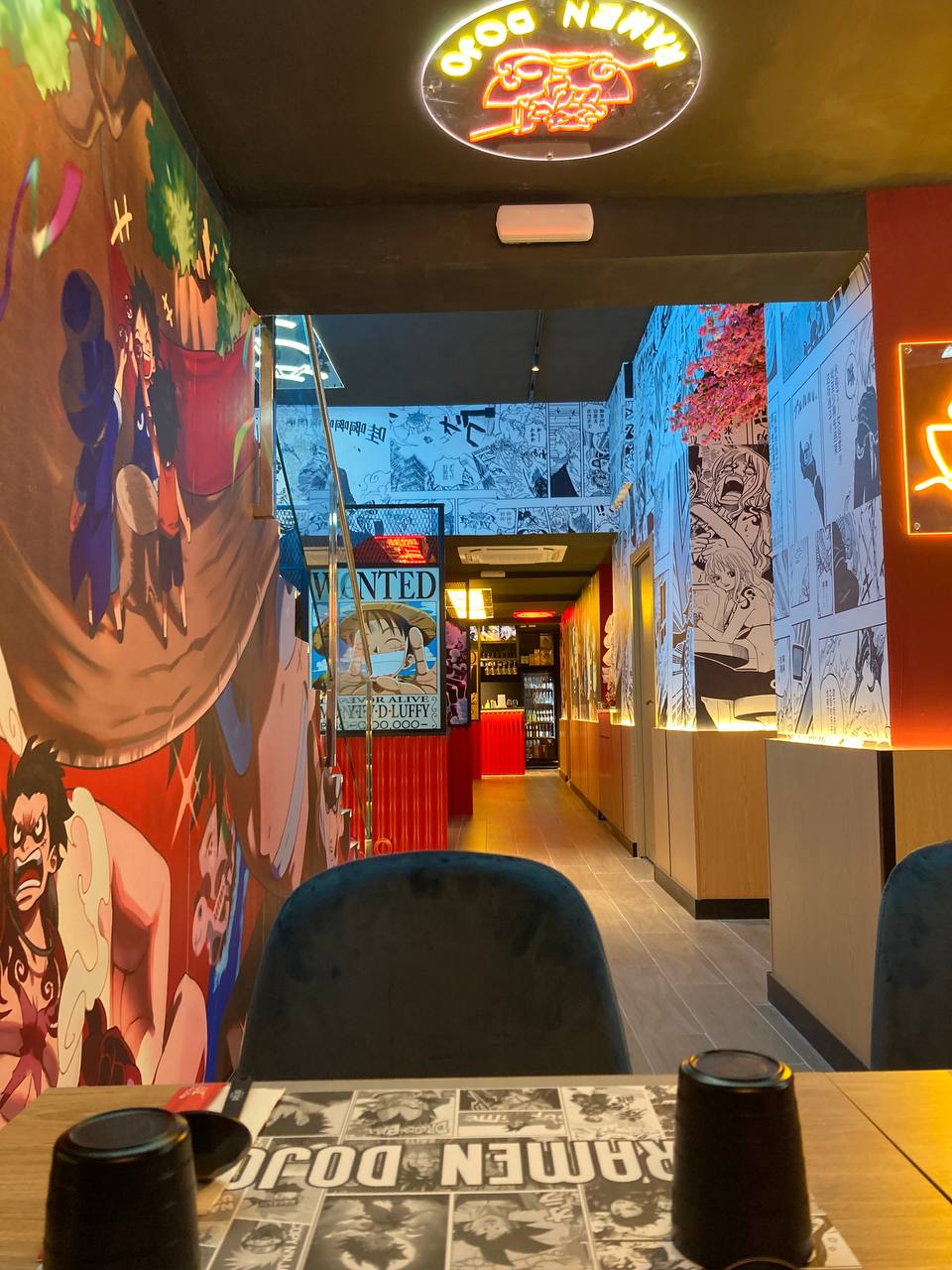 foto del ambiente del restaurante hecha desde una mesa