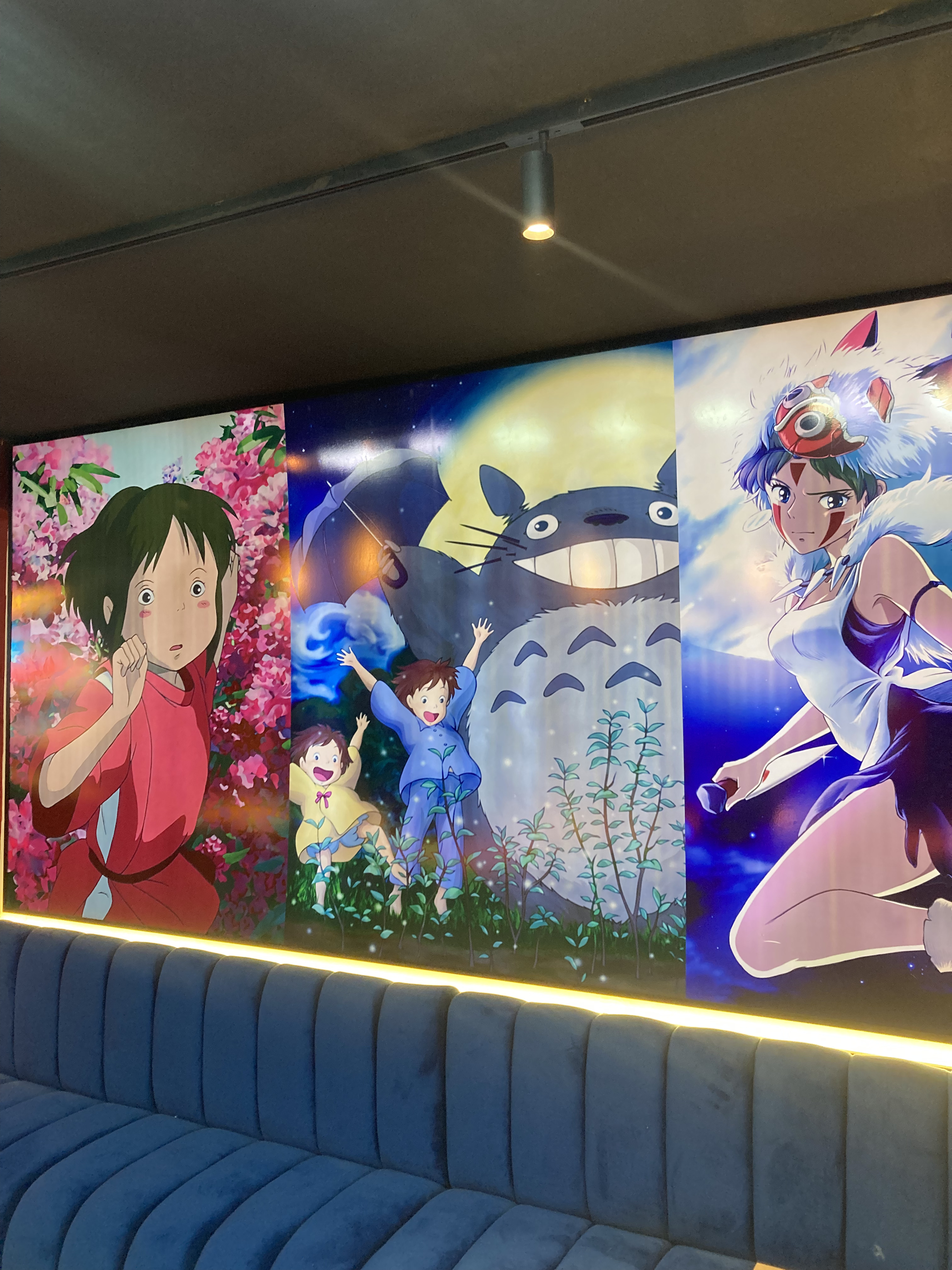 foto de la pared con distintos heroes de anime